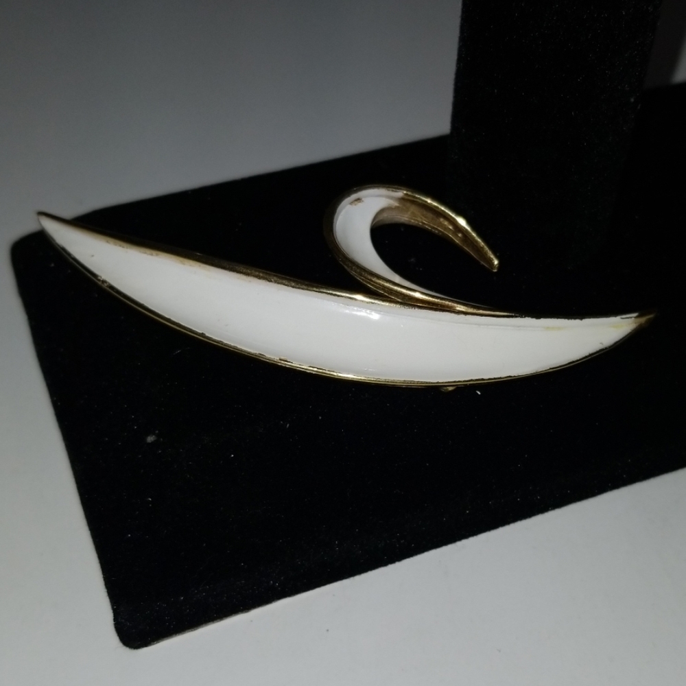 Vintage Trifari brooch